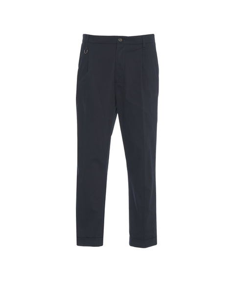Pantaloni chino con pieghe