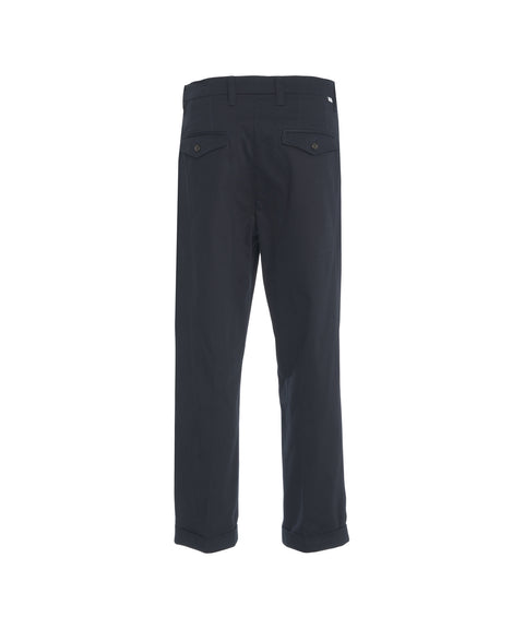 Pantaloni chino con pieghe