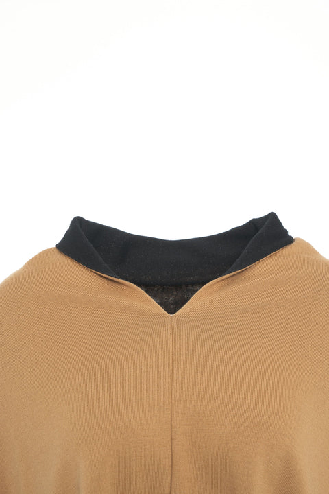 Cape with logo details