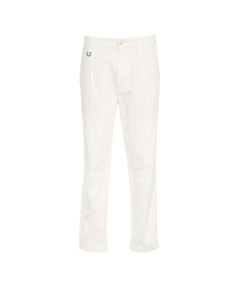Pantaloni chino con pieghe