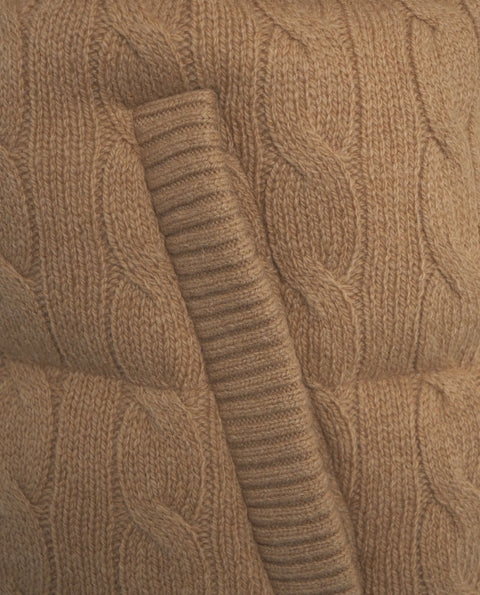 Gesteppte Weste mit Zopfstrickmuster