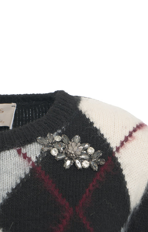 Strickpullover mit Brosche