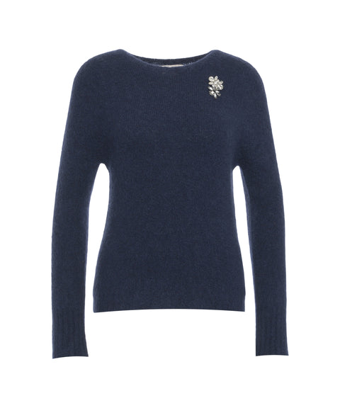 Pullover mit Brosche