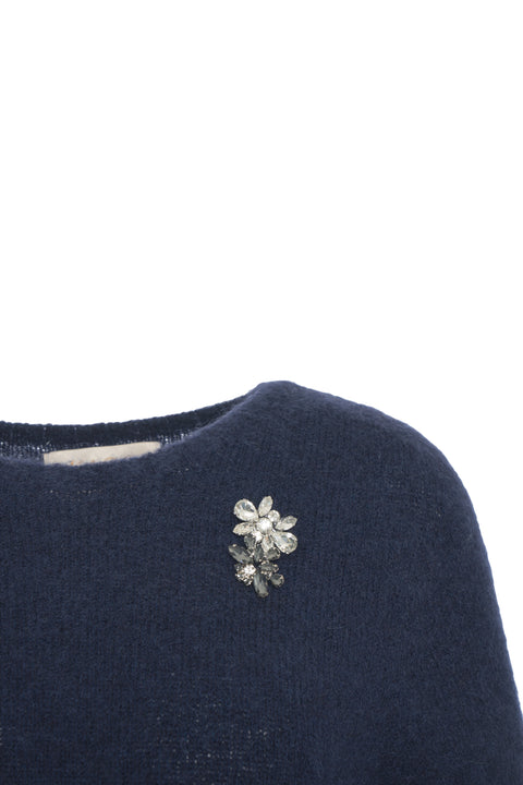 Pullover mit Brosche