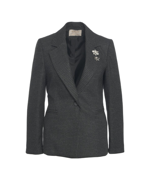 Blazer con spilla decorativa