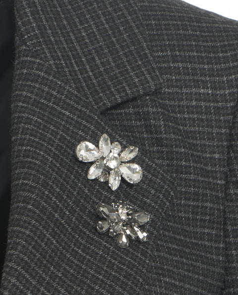 Blazer con spilla decorativa