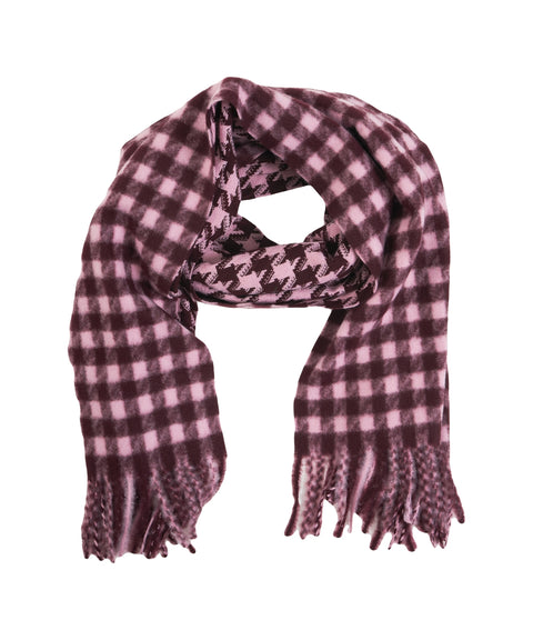 Scarf with houndstooth pattern