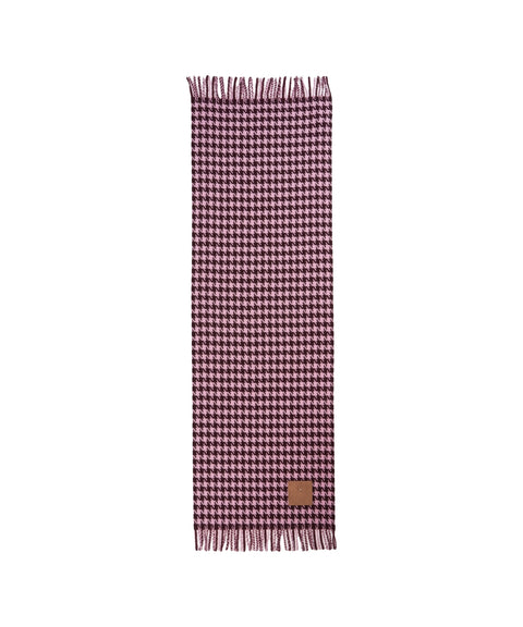 Scarf with houndstooth pattern