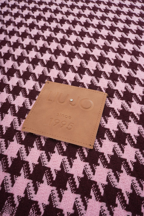 Scarf with houndstooth pattern