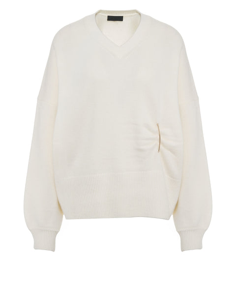 Pullover con spilla