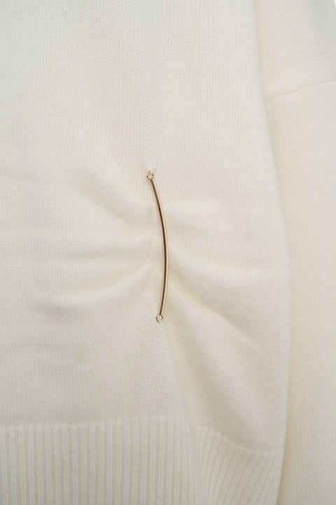 Pullover con spilla