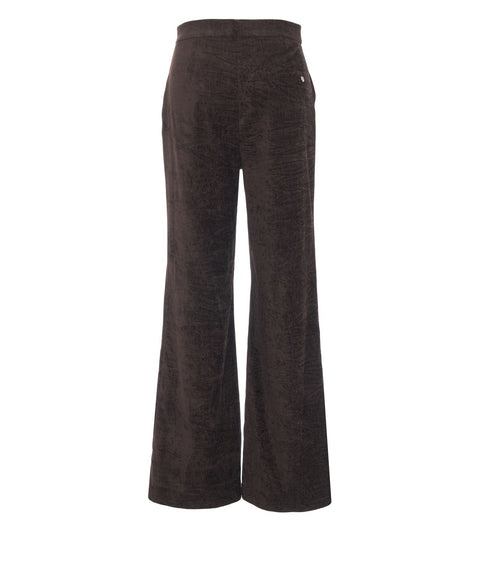 Samthose mit weitem Bein