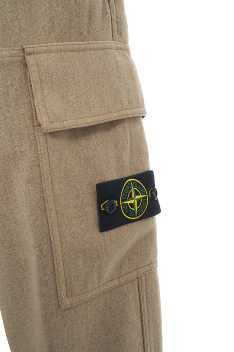 Pantaloni cargo con patch logo