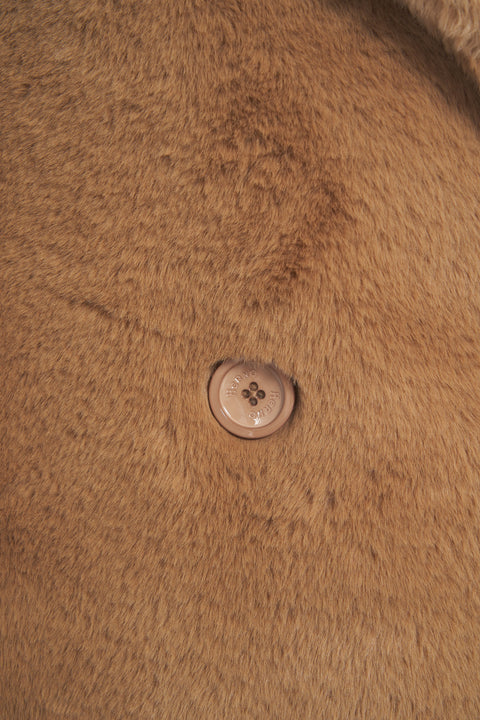 Cappotto corto in pelliccia sintetica