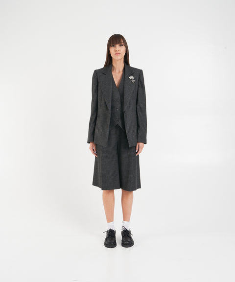 Blazer con spilla decorativa